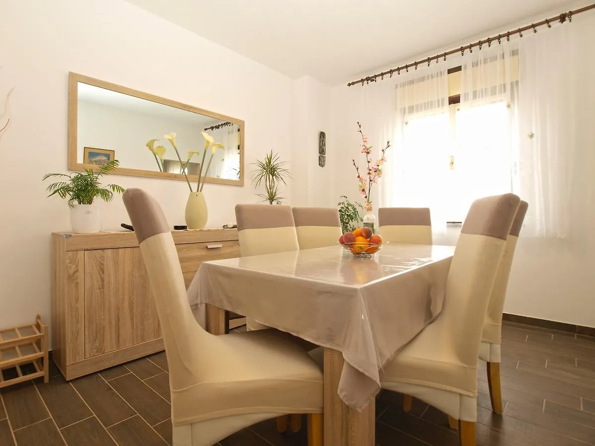 Apartment Luciano 1540 Pula 0*,